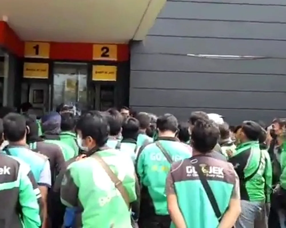 Aktivitas layanan di McDonald's Sukabumi Indah Plaza